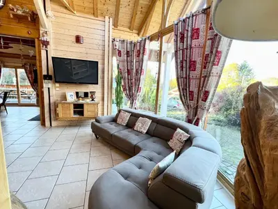 Télévision ou salle de divertissement dans l'établissement Chalet Montagne avec Spa, Sauna & Proche Pistes - Gérardmer - FR-1-589-114