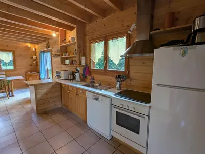 Cuisine ou kitchenette dans l'établissement Chalet spacieux près de Gérardmer avec terrasse, verger et activités montagne - FR-1-589-121