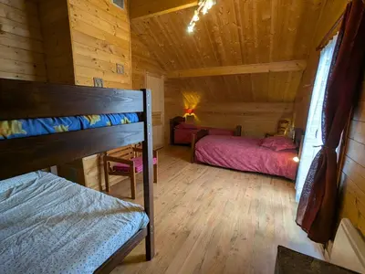 Un ou plusieurs lits dans un hébergement de l'établissement Chalet spacieux près de Gérardmer avec terrasse, verger et activités montagne - FR-1-589-121