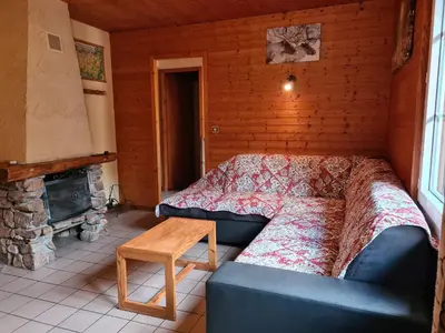 Coin salon dans l'établissement Chalet confortable avec cheminée proche de La Bresse-Hohneck, idéal pour famille et amis. - FR-1-589-123