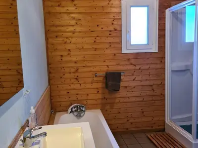 Salle de bains dans l'établissement Chalet confortable avec cheminée proche de La Bresse-Hohneck, idéal pour famille et amis. - FR-1-589-123