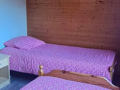 Un ou plusieurs lits dans un hébergement de l'établissement Chalet confortable avec cheminée proche de La Bresse-Hohneck, idéal pour famille et amis. - FR-1-589-123