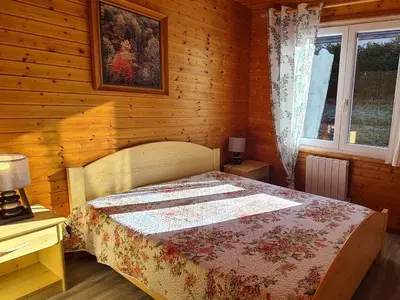 Un ou plusieurs lits dans un hébergement de l'établissement Chalet confortable avec cheminée proche de La Bresse-Hohneck, idéal pour famille et amis. - FR-1-589-123
