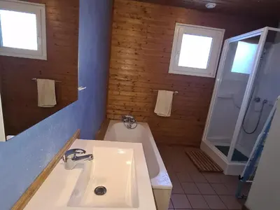 Salle de bains dans l'établissement Chalet confortable avec cheminée proche de La Bresse-Hohneck, idéal pour famille et amis. - FR-1-589-123