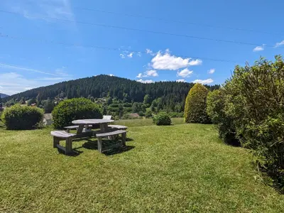 Plan de l'établissement Gîte Confortable en Pleine Nature avec Cheminée et Accès Direct aux Sentiers, Proche Gérardmer et Lac - FR-1-589-124