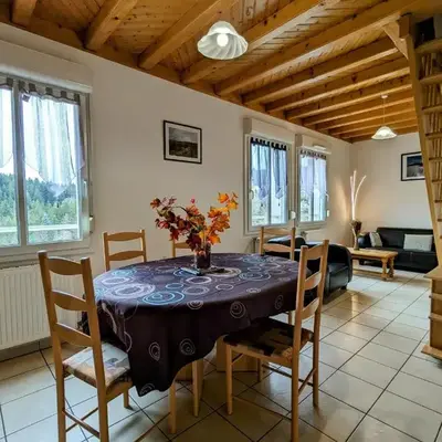 Gîte Confortable en Pleine Nature avec Cheminée et Accès Direct aux Sentiers