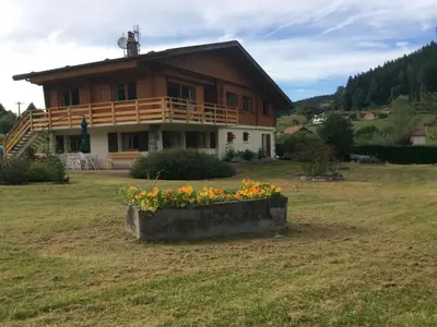 Jardin de l'établissement Gîte confortable à Gérardmer avec jardin, ski, randonnées et activités nautiques - FR-1-589-128