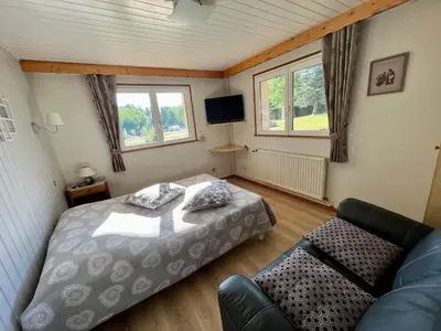 Un ou plusieurs lits dans un hébergement de l'établissement Gîte confortable à Gérardmer avec jardin, ski, randonnées et activités nautiques - FR-1-589-128