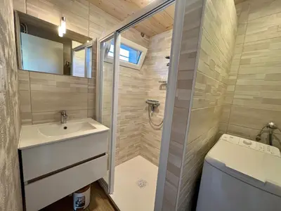 Salle de bains dans l'établissement Gîte confortable à Gérardmer avec jardin, ski, randonnées et activités nautiques - FR-1-589-128