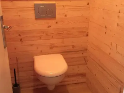 Salle de bains dans l'établissement Gîte confortable à Gérardmer avec jardin, ski, randonnées et activités nautiques - FR-1-589-128