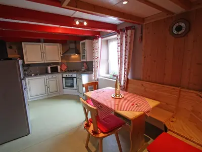 Cuisine ou kitchenette dans l'établissement Charmant gîte avec terrasse, WiFi et garage moto à Gérardmer - FR-1-589-133