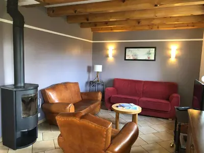 Coin salon dans l'établissement Chalet spacieux avec balcon, WiFi gratuit, proche lac et station de ski - FR-1-589-140