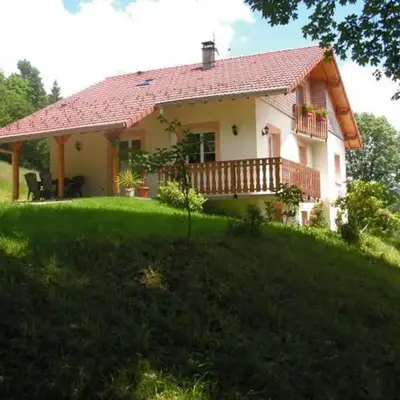Chalet spacieux avec balcon