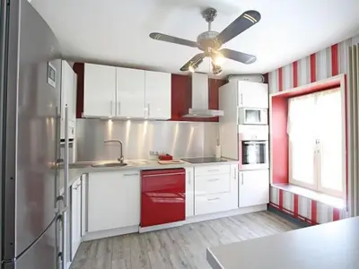 Cuisine ou kitchenette dans l'établissement Appartement Confortable à Remiremont, Proche Centre et Commerces, Garage et Wifi Inclus - FR-1-589-132