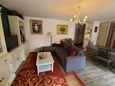 Coin salon dans l'établissement Appartement Confortable à Remiremont, Proche Centre et Commerces, Garage et Wifi Inclus - FR-1-589-132