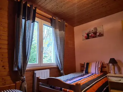 Un ou plusieurs lits dans un hébergement de l'établissement Chalet Confortable à La Bresse, Proche Ski, Wifi, Animaux Acceptés - FR-1-589-130