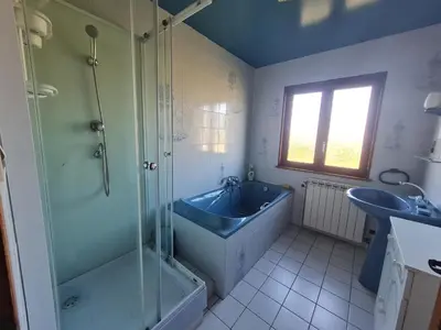 Salle de bains dans l'établissement Maison tranquille avec cheminée près de Gérardmer - FR-1-589-142