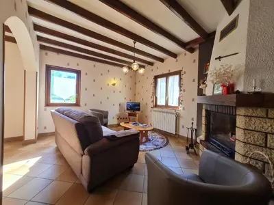 Télévision ou salle de divertissement dans l'établissement Maison tranquille avec cheminée près de Gérardmer - FR-1-589-142