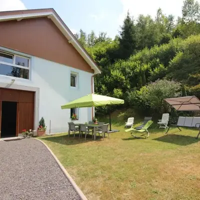 Gîte Confortable en Pleine Forêt avec Étang