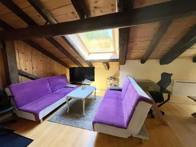 Coin salon dans l'établissement Charmant studio dans ferme avec terrasse et parking - montagnes des Vosges - FR-1-589-164