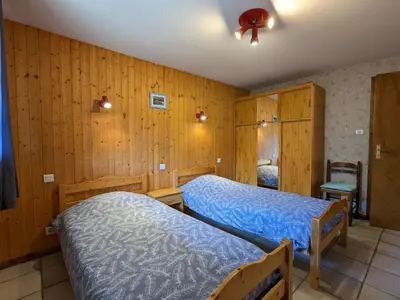 Un ou plusieurs lits dans un hébergement de l'établissement Chalet spacieux à Rochesson, près de Gérardmer, avec garage, cheminée, WIFI et équipements complets - FR-1-589-167