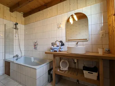 Salle de bains dans l'établissement Chalet spacieux à Rochesson, près de Gérardmer, avec garage, cheminée, WIFI et équipements complets - FR-1-589-167