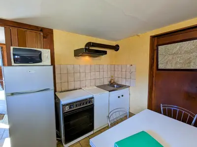 Cuisine ou kitchenette dans l'établissement Gîte cosy à La Bresse - Proche sentiers, rivière et piste cyclable, idéal pour randonnées et séjours en famille - FR-1-589-168