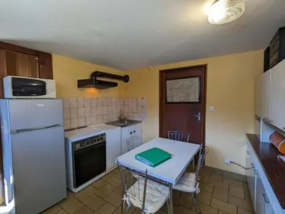 Cuisine ou kitchenette dans l'établissement Gîte cosy à La Bresse - Proche sentiers, rivière et piste cyclable, idéal pour randonnées et séjours en famille - FR-1-589-168