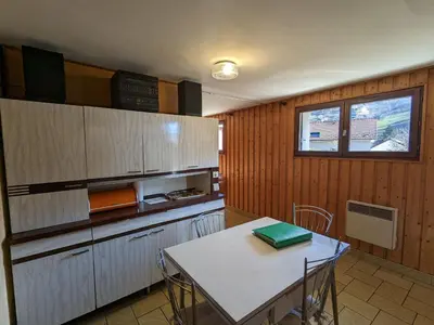 Cuisine ou kitchenette dans l'établissement Gîte cosy à La Bresse - Proche sentiers, rivière et piste cyclable, idéal pour randonnées et séjours en famille - FR-1-589-168