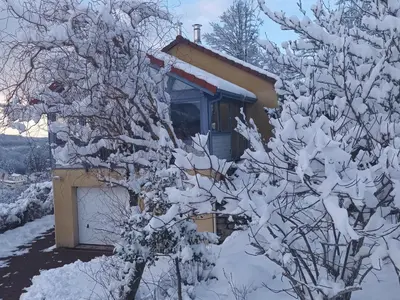 L'établissement Gîte à la montagne avec cheminée, wifi et joli terrain - FR-1-589-179 en hiver