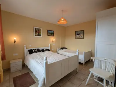 Un ou plusieurs lits dans un hébergement de l'établissement Gîte à la montagne avec cheminée, wifi et joli terrain - FR-1-589-179