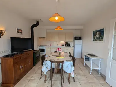Cuisine ou kitchenette dans l'établissement Gîte à la montagne avec cheminée, wifi et joli terrain - FR-1-589-179
