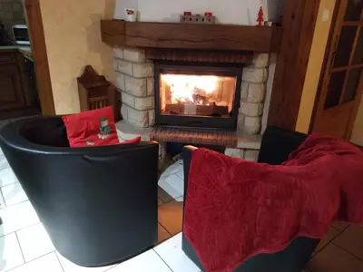Coin salon dans l'établissement Chalet confortable près de Gérardmer avec cheminée et animaux bienvenus - FR-1-589-195
