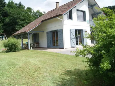 Plan de l'établissement Chalet spacieux avec cheminée, proche forêt, sentiers pédestres, terrasse, terrain clos, jeux et WIFI - FR-1-589-187