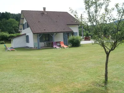 Plan de l'établissement Chalet spacieux avec cheminée, proche forêt, sentiers pédestres, terrasse, terrain clos, jeux et WIFI - FR-1-589-187