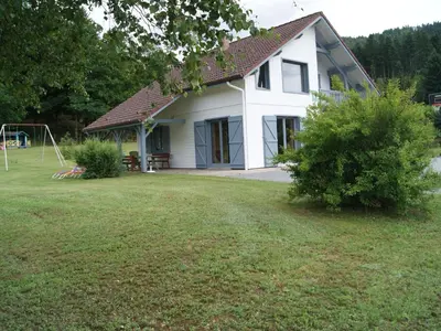 Plan de l'établissement Chalet spacieux avec cheminée, proche forêt, sentiers pédestres, terrasse, terrain clos, jeux et WIFI - FR-1-589-187