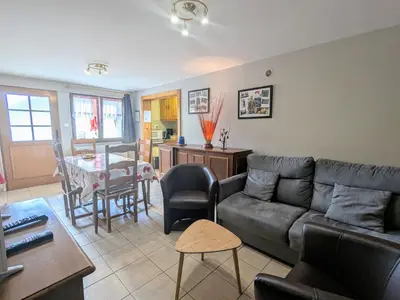Coin salon dans l'établissement Gîte convivial à Xonrupt-Longemer, près du lac et des activités sportives, avec wifi et terrasse - FR-1-589-204