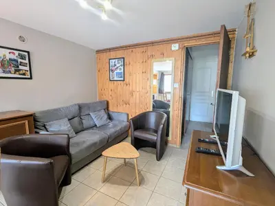 Coin salon dans l'établissement Gîte convivial à Xonrupt-Longemer, près du lac et des activités sportives, avec wifi et terrasse - FR-1-589-204
