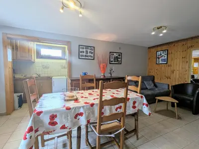 Coin salon dans l'établissement Gîte convivial à Xonrupt-Longemer, près du lac et des activités sportives, avec wifi et terrasse - FR-1-589-204