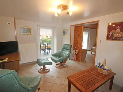 Coin salon dans l'établissement Gîte paisible avec terrasse et WIFI, proche de Gérardmer - 2 chambres, animaux acceptés - FR-1-589-216