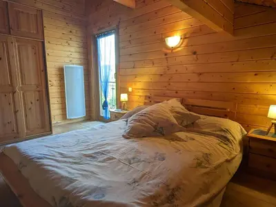 Un ou plusieurs lits dans un hébergement de l'établissement Chalet confortable avec cheminée à Taintrux - FR-1-589-222