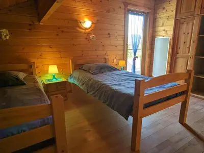 Un ou plusieurs lits dans un hébergement de l'établissement Chalet confortable avec cheminée à Taintrux - FR-1-589-222