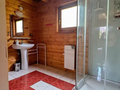 Salle de bains dans l'établissement Chalet confortable avec cheminée à Taintrux - FR-1-589-222