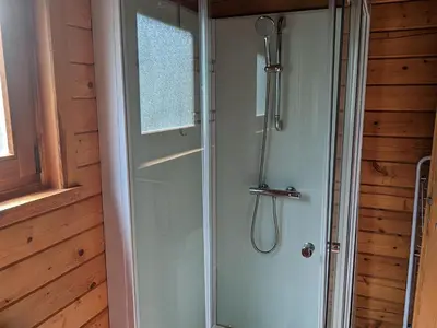 Salle de bains dans l'établissement Chalet confortable avec cheminée à Taintrux - FR-1-589-222