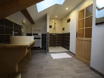 Salle de bains dans l'établissement Grande maison avec cheminée, proche nature, idéale pour familles et amis, animaux admis. - FR-1-589-229