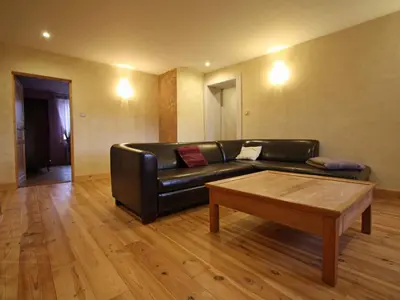 Coin salon dans l'établissement Grande maison avec cheminée, proche nature, idéale pour familles et amis, animaux admis. - FR-1-589-229