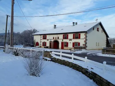 L'établissement Gîte authentique avec terrasse couverte, 16 km de Gérardmer, 4 chambres, équipement bébé, Wi-Fi inclus - FR-1-589-231 en hiver