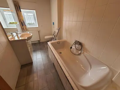 Salle de bains dans l'établissement Grande Ferme Rénovée avec Jardin, Terrasse et Sentiers à Proximité - Vosges - FR-1-589-232
