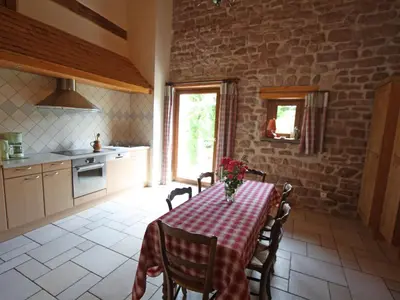 Cuisine ou kitchenette dans l'établissement Grande Ferme Rénovée avec Jardin, Terrasse et Sentiers à Proximité - Vosges - FR-1-589-232