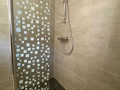 Salle de bains dans l'établissement Gîte familial avec piscine, idéal pour randonnées et pêche, proche Gérardmer et crêtes vosgiennes - FR-1-589-238